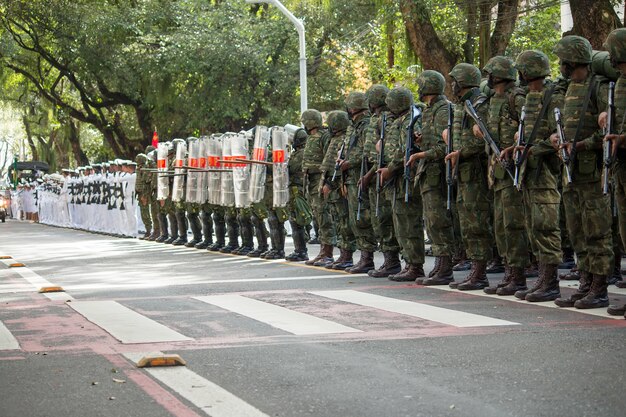 Soldados do exército e da força aérea no desfile