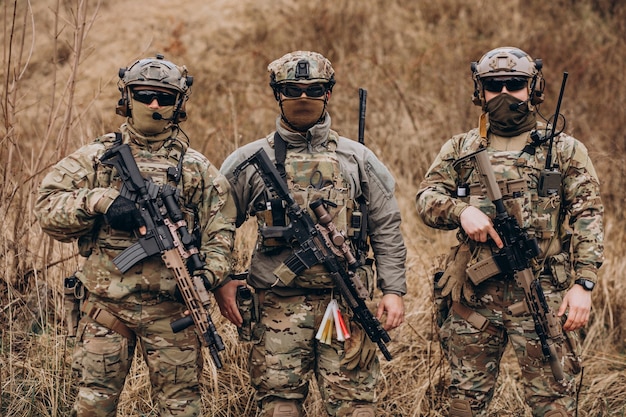 Soldados do exército lutando com armas e defendendo seu país