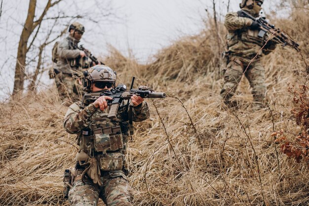 Soldados do exército lutando com armas e defendendo seu país