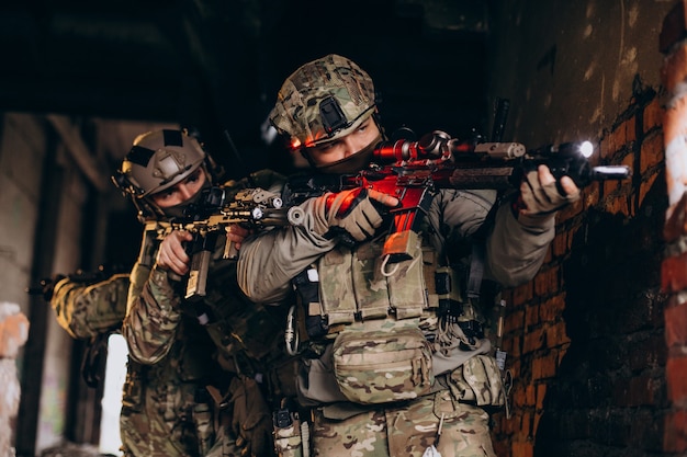 Soldados del ejército luchando con armas y defendiendo su país.