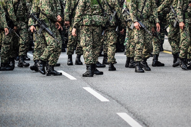 Soldados del ejército con rifle durante el desfile