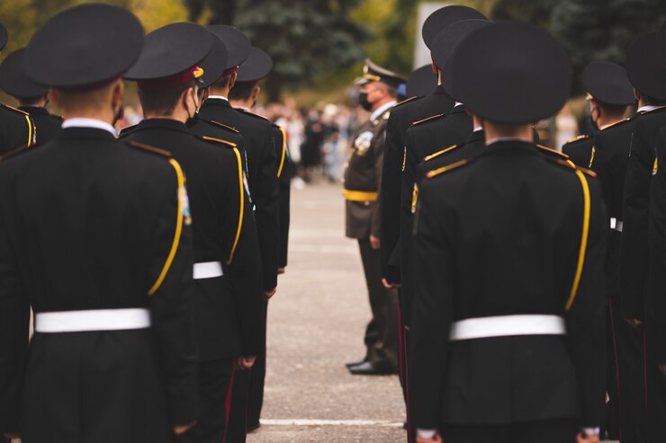 Foto soldados em desfile militar o soldado saúda uma companhia de soldados em formação