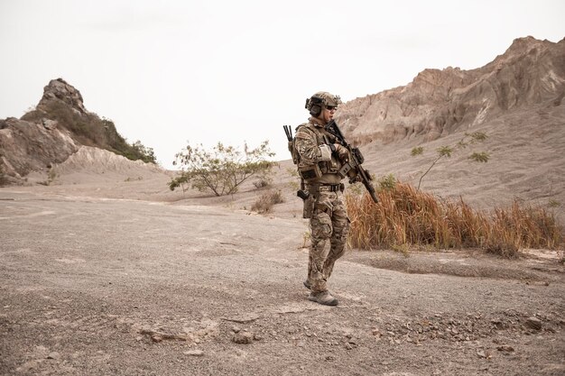 Foto soldados em uniformes de camuflagem apontando com seus rifles