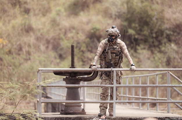 Foto soldados em uniformes militares de camuflagem carregando armas missões de reconhecimento