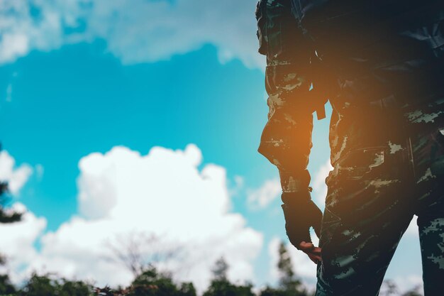 Los soldados están usando la radio y el mapa para la comunicación entre las operaciones militares en el bosque fronterizo Guardian.