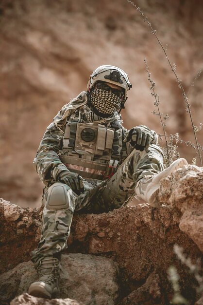 Soldados de las fuerzas especiales en las guerras en el desierto del pueblo de Tailandia Soldado del ejército patrulló la línea de frente llamando refuerzos