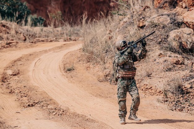 Soldados de fuerzas especiales en guerras en el desiertoGente de TailandiaSoldado del ejército Patrulla a pie