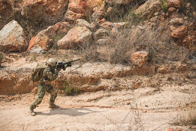 Soldados de fuerzas especiales en guerras en el desiertoGente de TailandiaSoldado del ejército Patrulla a pie