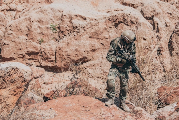 Soldados de fuerzas especiales en guerras en el desiertoGente de TailandiaSoldado del ejército Patrulla a pie