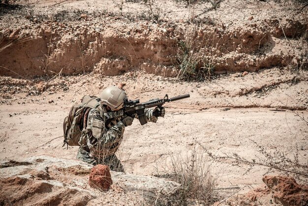 Soldados de fuerzas especiales en guerras en el desiertoPueblo de TailandiaSoldado del ejército Patrulló la línea del frente