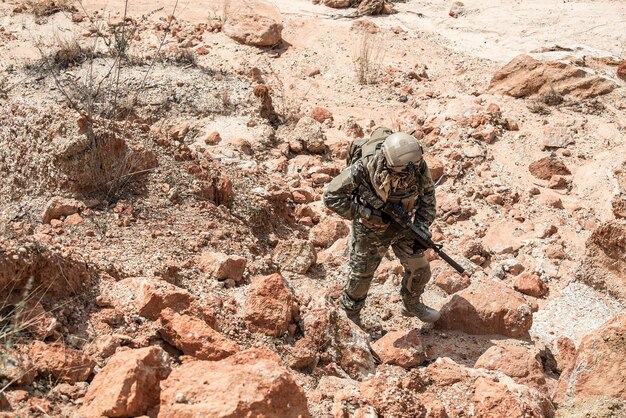 Soldados de fuerzas especiales en guerras en el desiertoPueblo de TailandiaSoldado del ejército Patrulló la línea del frente