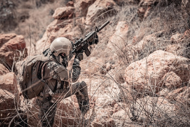 Soldados de fuerzas especiales en guerras en el desiertoPueblo de TailandiaSoldado del ejército