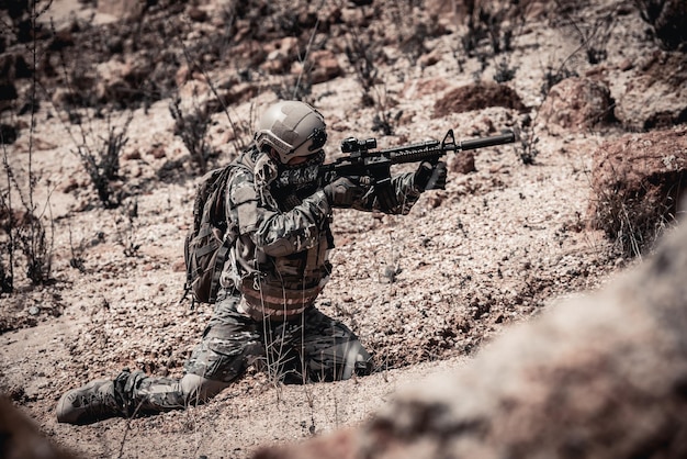 Soldados de fuerzas especiales en guerras en el desiertoPueblo de TailandiaSoldado del ejército