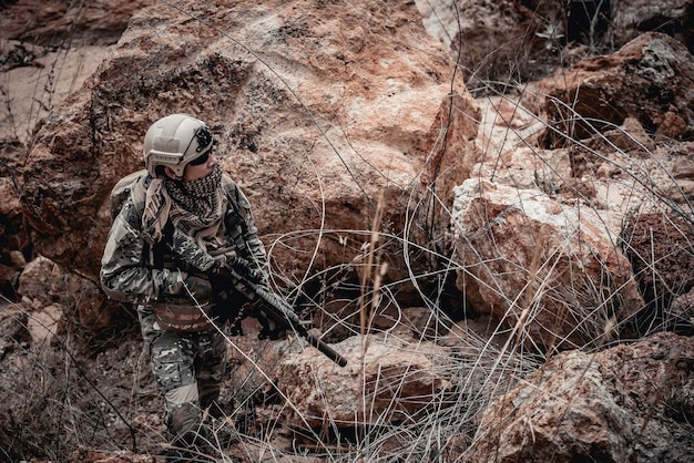 Soldados de fuerzas especiales en guerras en el desiertoPueblo de TailandiaSoldado del ejército