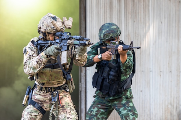 Soldados en fuerzas especiales, soldado del ejército en uniforme de combate protector con fuerzas de operaciones especiales, fusil de asalto de combate, ejército militar en uniforme de combate protector