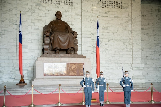 Foto soldados guardando o salão memorial de chiang kaishek com sua estátua atrás deles taipei taiwan