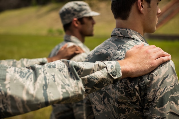 Soldados militares em campo de treinamento