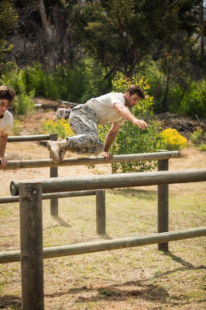 Soldados militares entrenando en pista de fitness