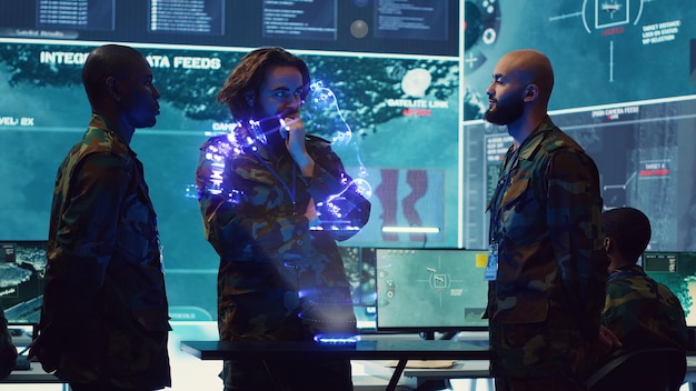 Soldados militares mirando la simulación de realidad aumentada del equipo enemigo