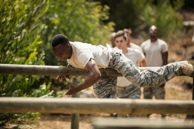 Foto soldados militares treinando na trilha de fitness