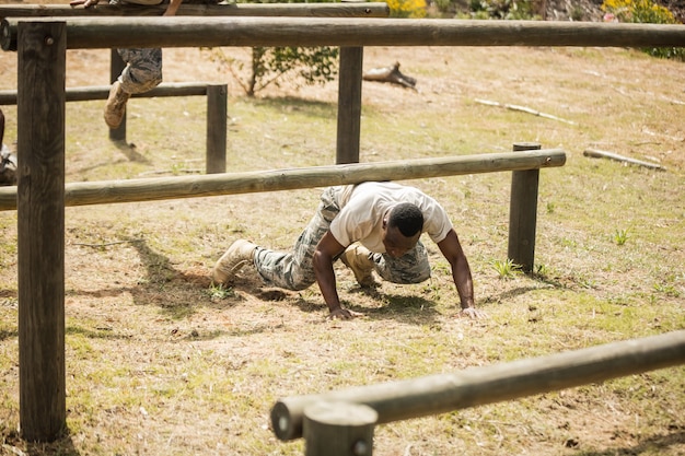 Soldados militares treinando na trilha de fitness