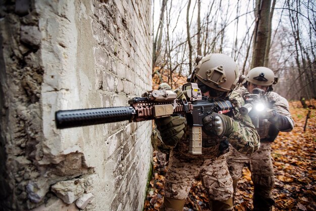 Soldados ou empreiteiros militares privados visando com tecnologia de armas do exército de guerra de rifle e conceito de pessoas