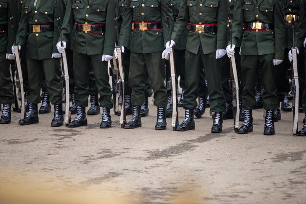 Foto soldados realizando el pase de marcha para la ceremonia