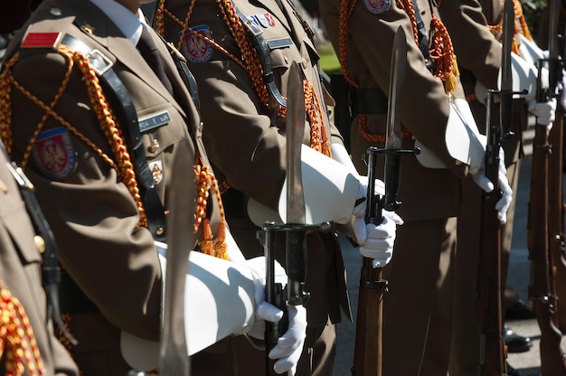 Foto soldados con rifle y bayoneta durante un desfile militar