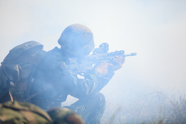 Soldados tailandeses segurando a arma em uniforme completo e realizar treinamento completo na montanha da floresta