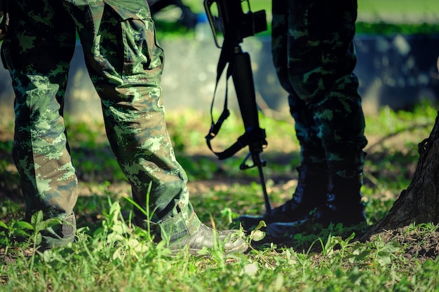 Soldados tailandeses con uniforme de camuflaje militar en la formación del ejército