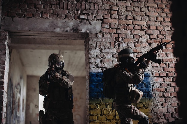 Soldados ucranianos en el campo de batalla Las fuerzas especiales están realizando una operación de combate