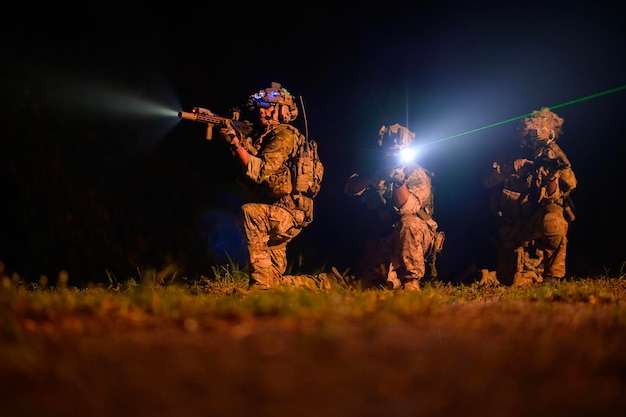 Soldados con uniformes de camuflaje apuntando con sus rifles durante el ejército