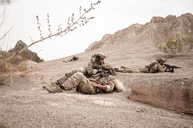 Soldados con uniformes de camuflaje apuntando con sus rifles