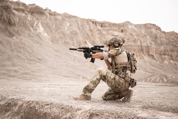 Foto soldados con uniformes de camuflaje apuntando con sus rifles