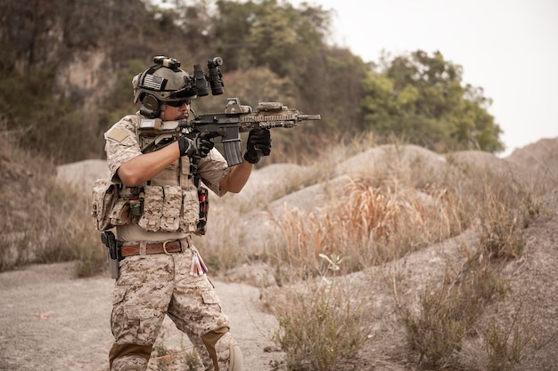 Foto soldados con uniformes de camuflaje apuntando con sus rifles