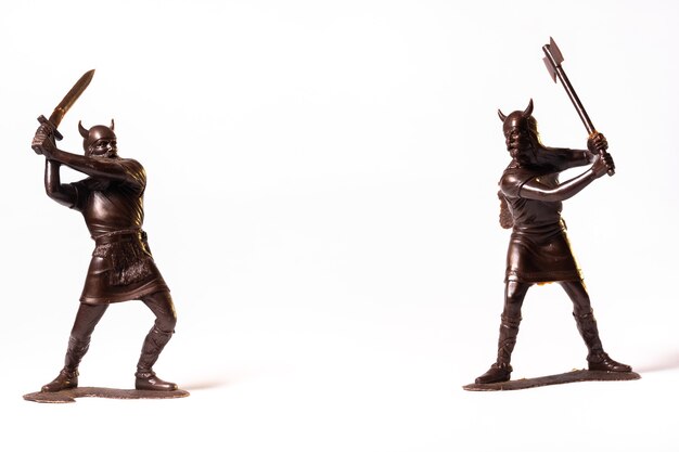 Soldados vikingos marrones del juguete del vintage aislados en el fondo blanco.