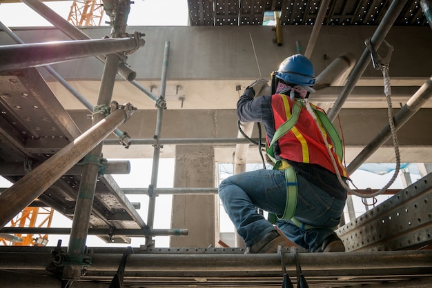 Soldadura de acero o soldador industrial en la fábrica con humo del trabajo de soldadura en la construcción