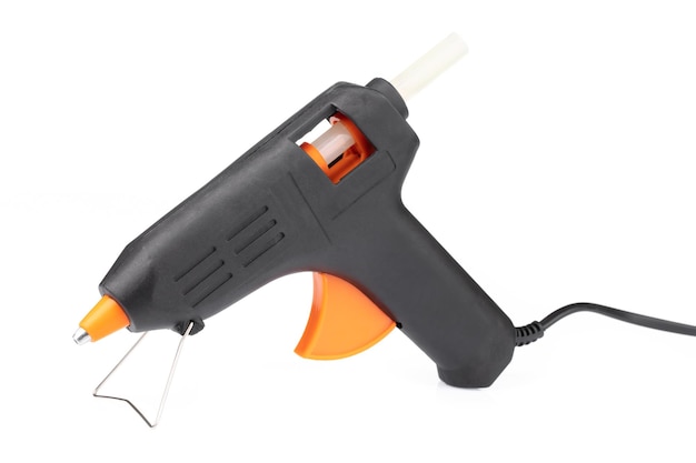Soldadura eléctrica naranja de pistola para soldar trabajos electrónicos aislados en un fondo blanco.