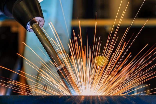 Soldadura por robots industriales en fábricas