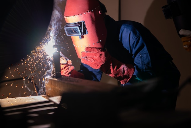 Soldagem de metal de aço usando máquina de solda a arco elétrico