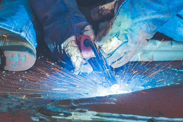 Soldagem MIG de gás inerte de metal de trabalho fechado ou soldagem de aços carbono de chapa metálica à estrutura