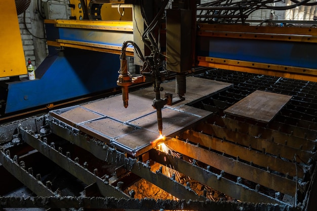 Foto soldagem na oficina de várias estruturas metálicas máquina de soldagem especial numa fábrica