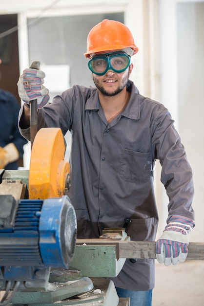 Soldagem trabalhadora em fundo industrial na fábrica