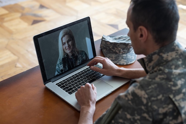 Soldat arbeitet an seinem Laptop.