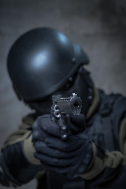 Soldat im Helm mit großer Waffe in den Händen
