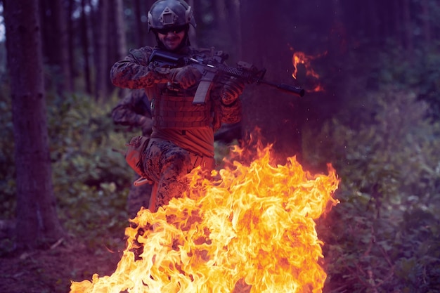 Soldat in der Nacht, der über das Feuer springt