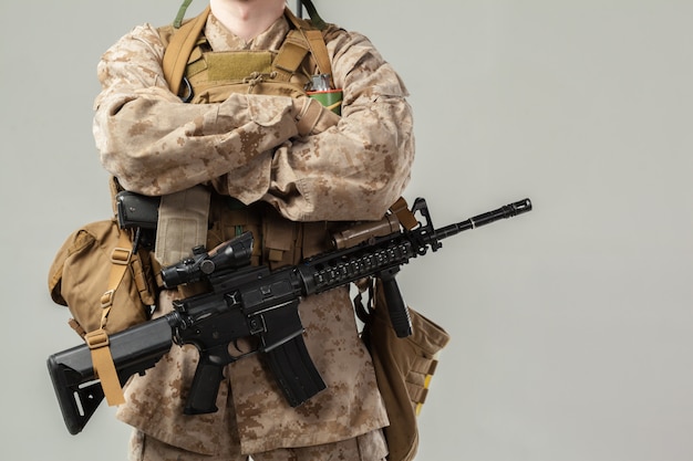Soldat in der Tarnung, die Gewehr hält