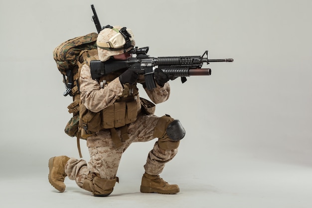 Soldat in der Tarnung, die Gewehr hält