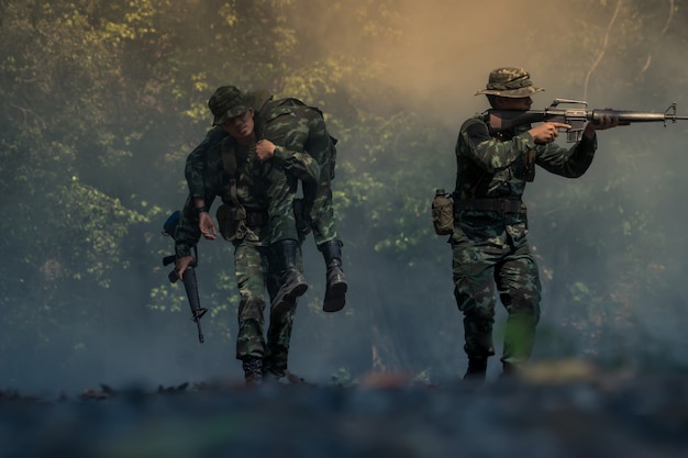 Soldat in Kampfuniformen mit Maschinengewehr.