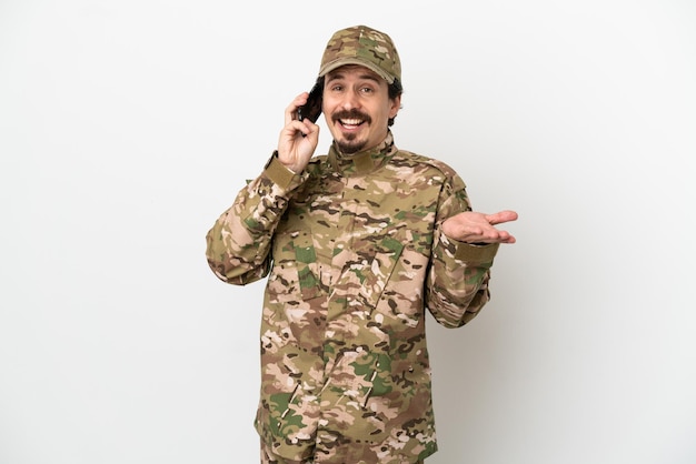 Soldat Mann isoliert auf weißem Hintergrund, der ein Gespräch mit dem Handy mit jemandem führt
